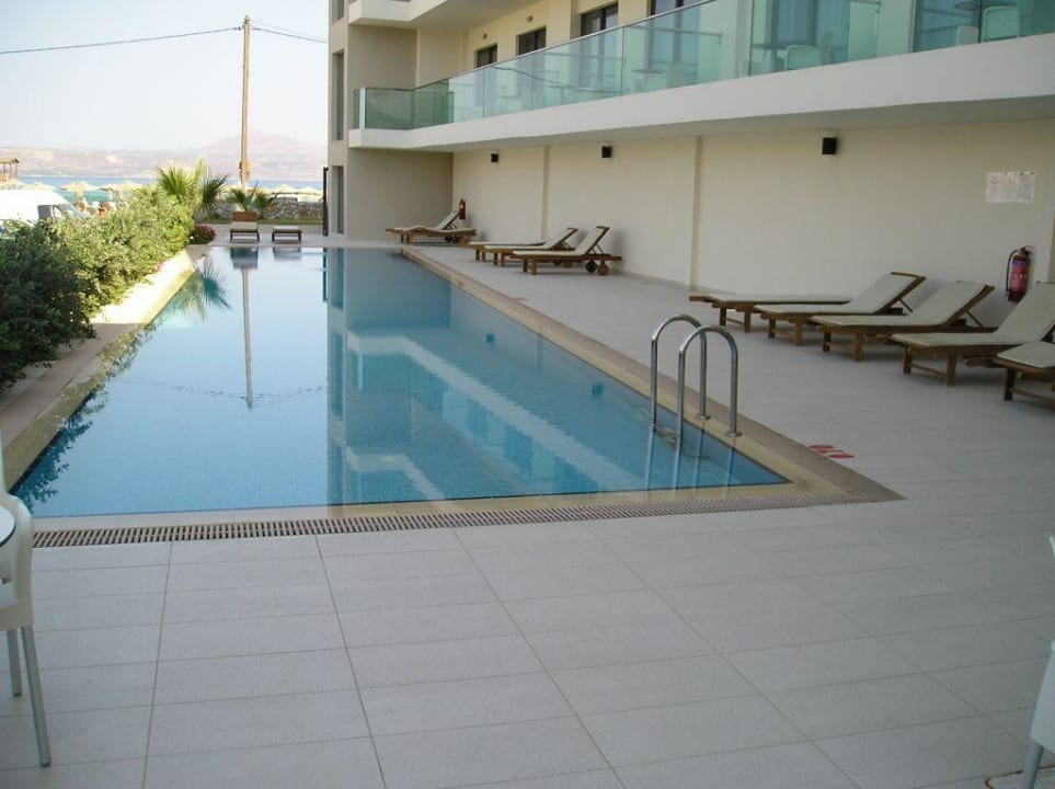 Pool bei Eingang Almyrida Residence Boutique