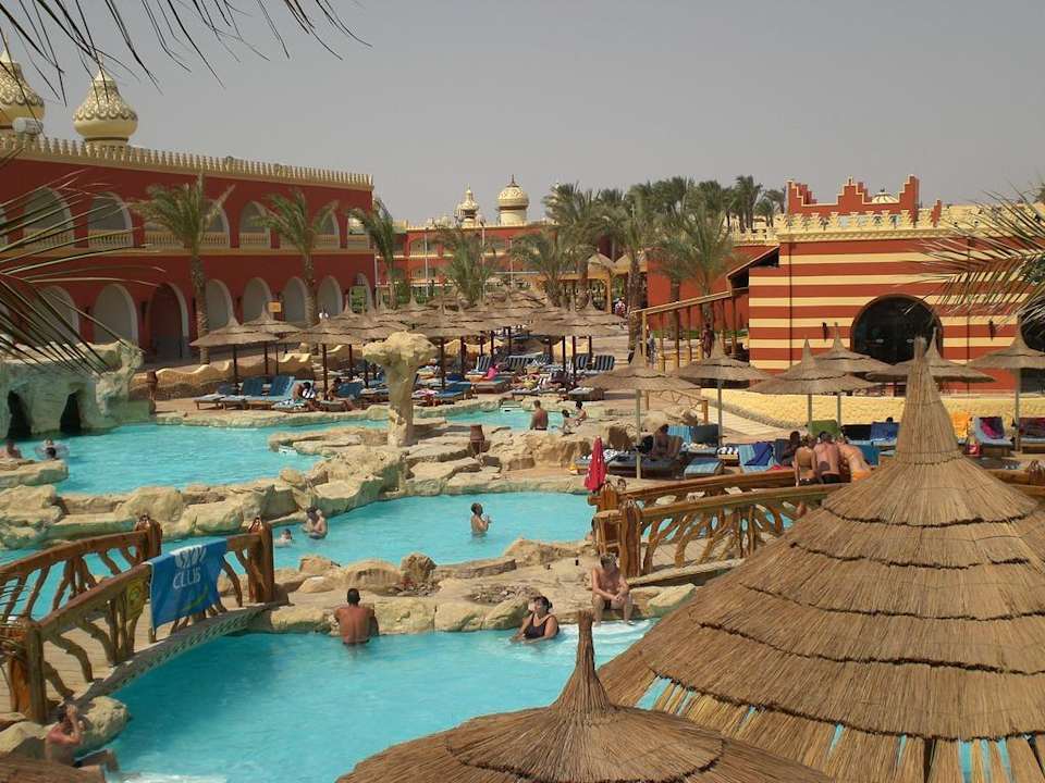 Animationspool mit Bar Pickalbatros Alf Leila Wa Leila Resort - Neverland Hurghada