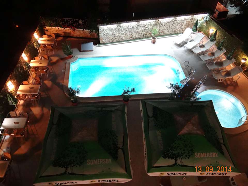 Pool und Aussenansicht bei Nacht Hotel Nassi