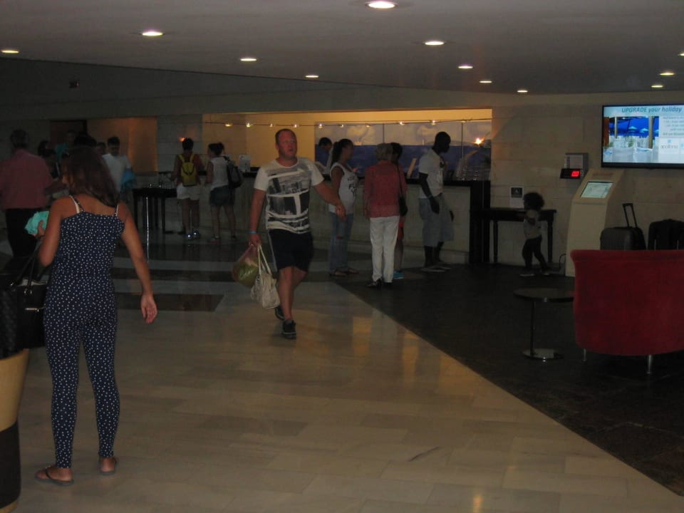 Hotelhalle mit Rezeption Apollonia Beach Resort & Spa