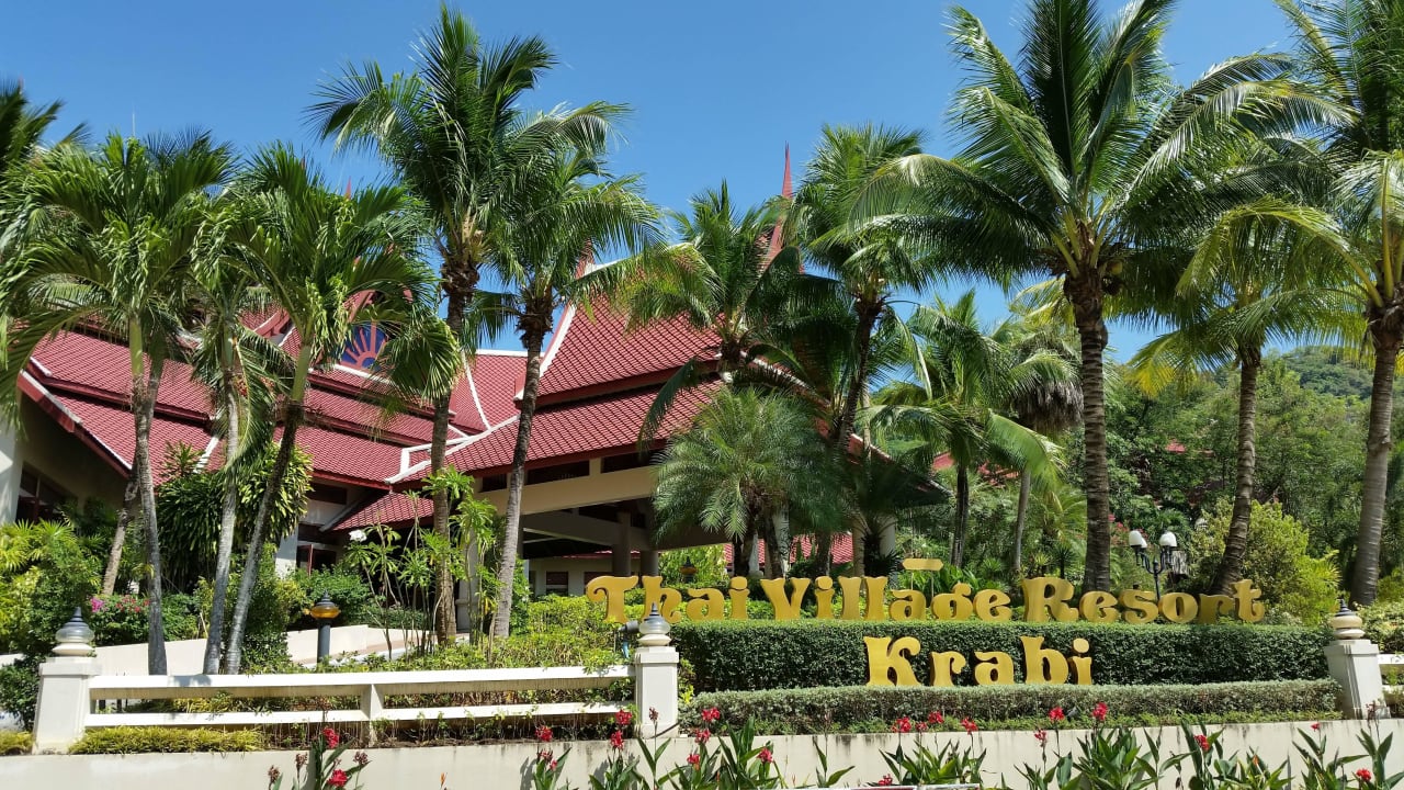 Straßenseite des Hotels Chada Thai Village Resort