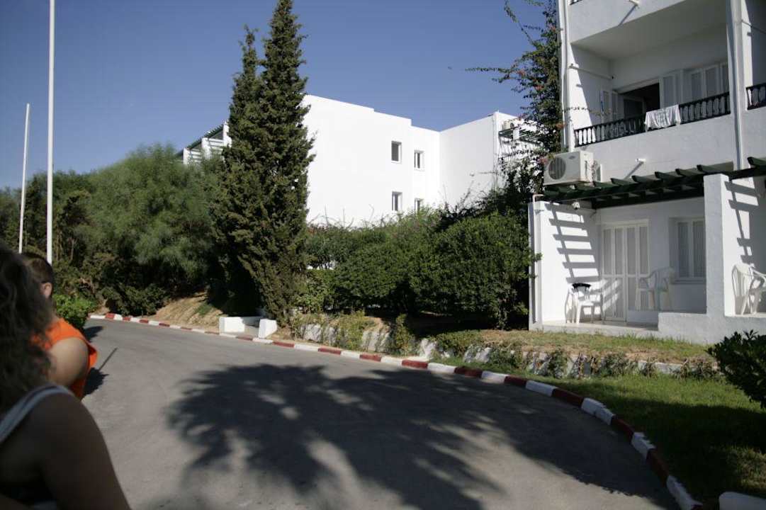 Budynki hotelowe przy parkingu Hotel El Fell Resort & Spa