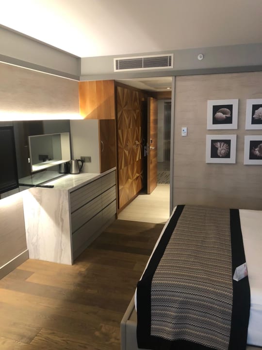 Zimmer Acanthus Cennet Barut Collection