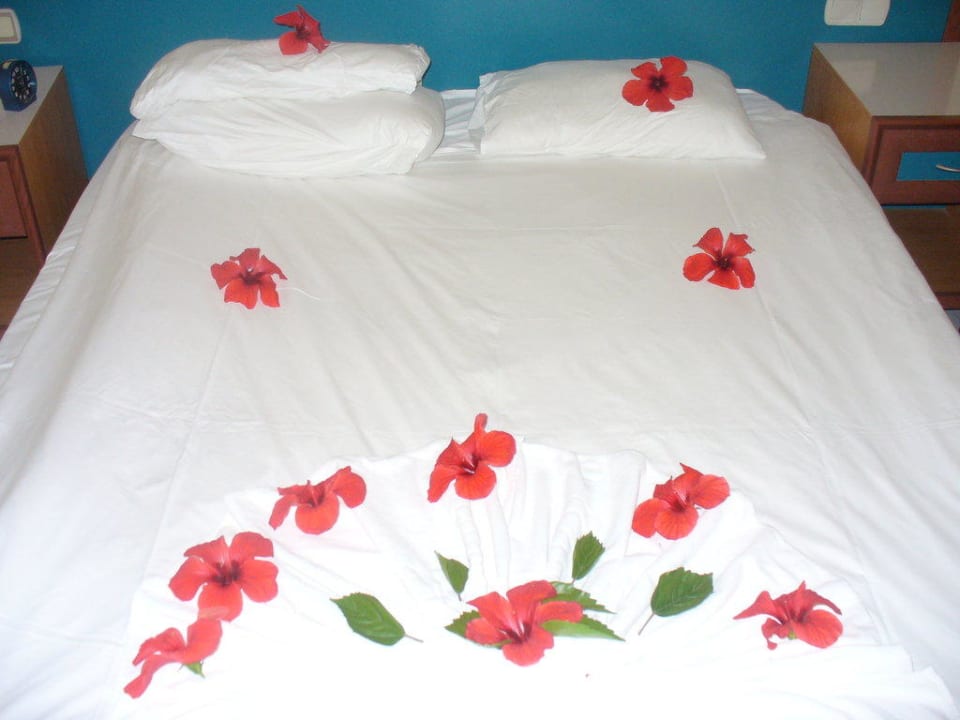 Geschmücktes Bett Kamelya Aishen Club
