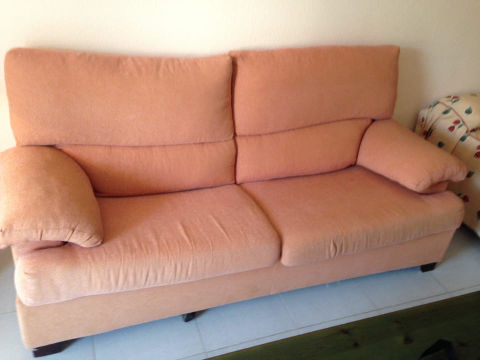 Sofa (abgenutzt, muffig) BLUESEA Lagos de Cesar