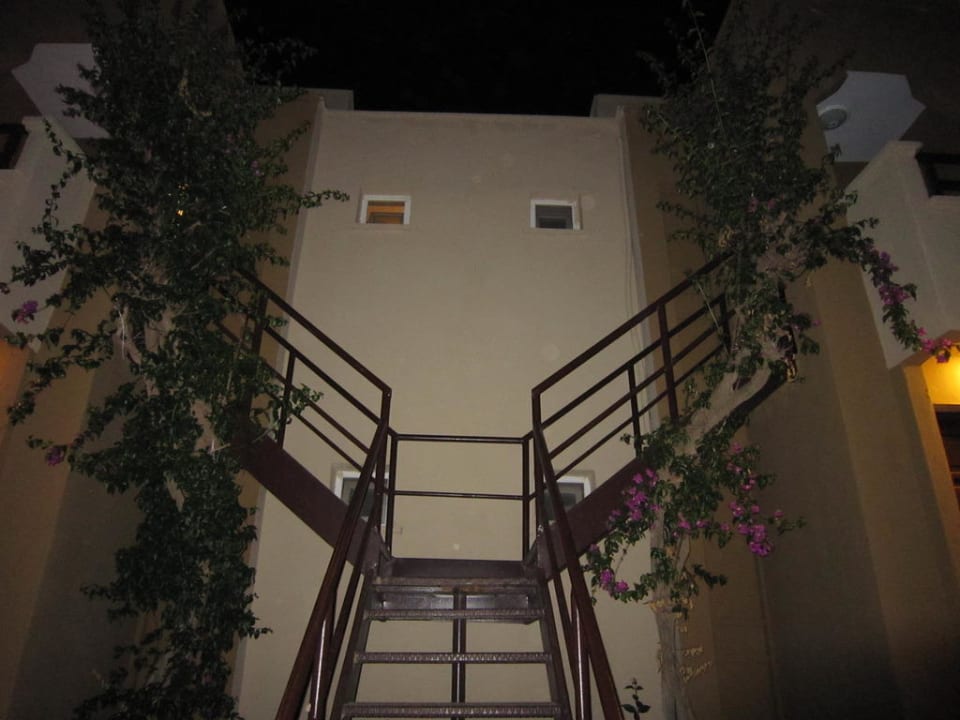Industrietreppe zum Bungaloweingang Mira Meridia Beach Hotel