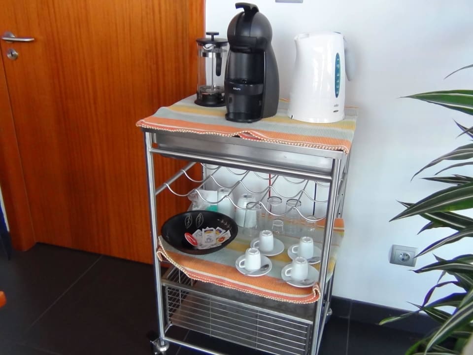 Kaffee, Tee und Likör in der Lobby Hotel Jeirões Do Mar