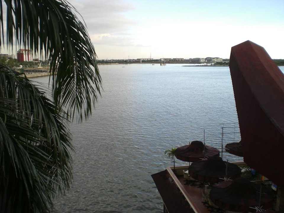 Blick vom Zimmerbalkon auf Restaurant/Meer Hotel Makassar Golden