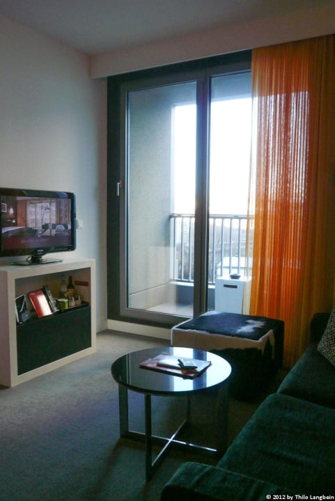 TV/ Fenster Adina Apartment Hotel Berlin Hackescher Markt