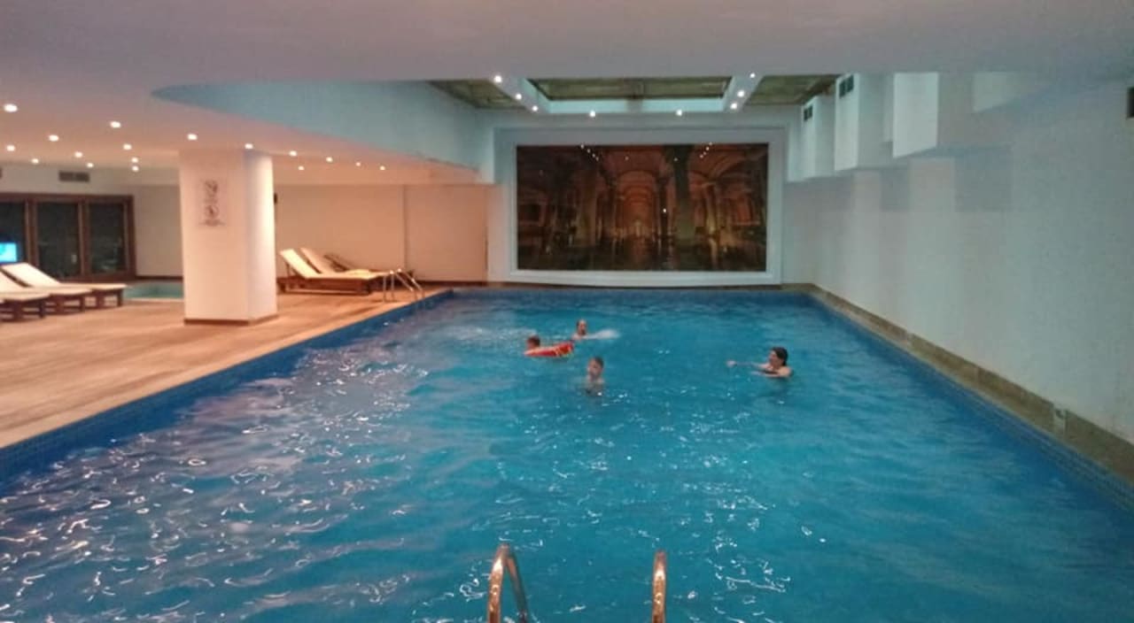 Pool Oz Hotels Side Premium