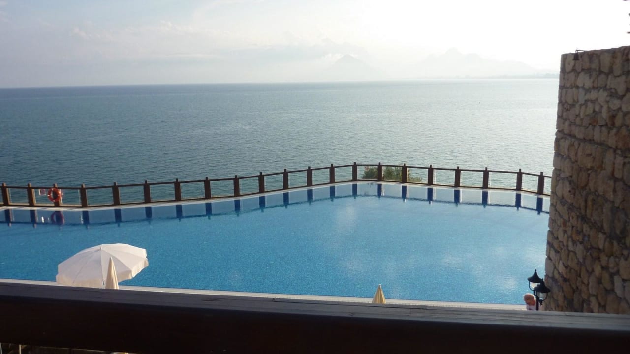 Traumhafter Blick vom Pool zum Meer Ramada Plaza by Wyndham Antalya