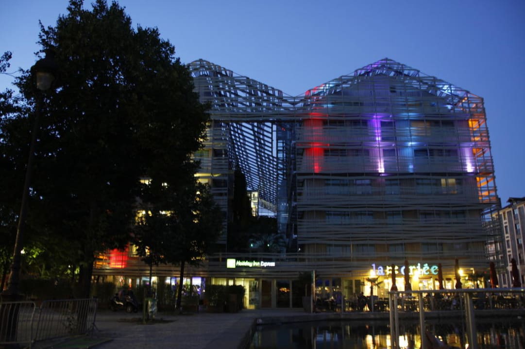 Hotel von vorne Holiday Inn Express Paris Canal de la Villette