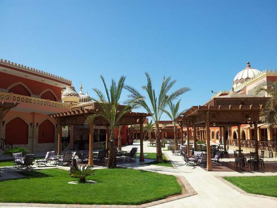 Äußerer Essensbereich der Restaurants Pickalbatros Alf Leila Wa Leila Resort - Neverland Hurghada
