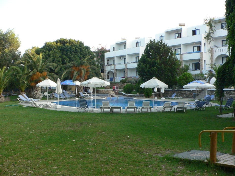 Balkonseite des Hotels Ekaterini Hotel