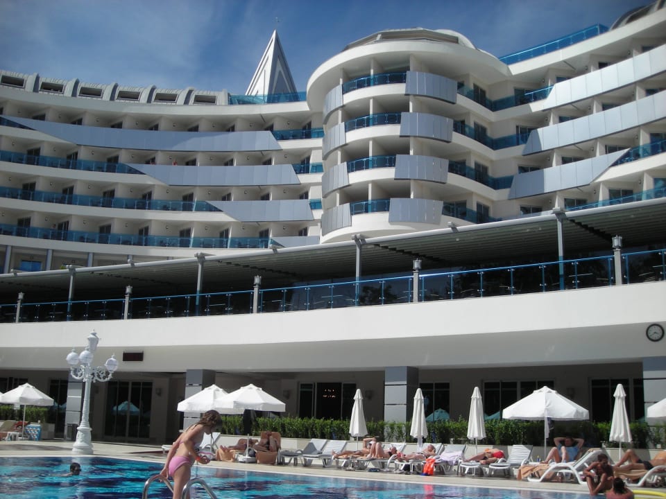 Hotel von hinten mit Pool Hotel Botanik Platinum