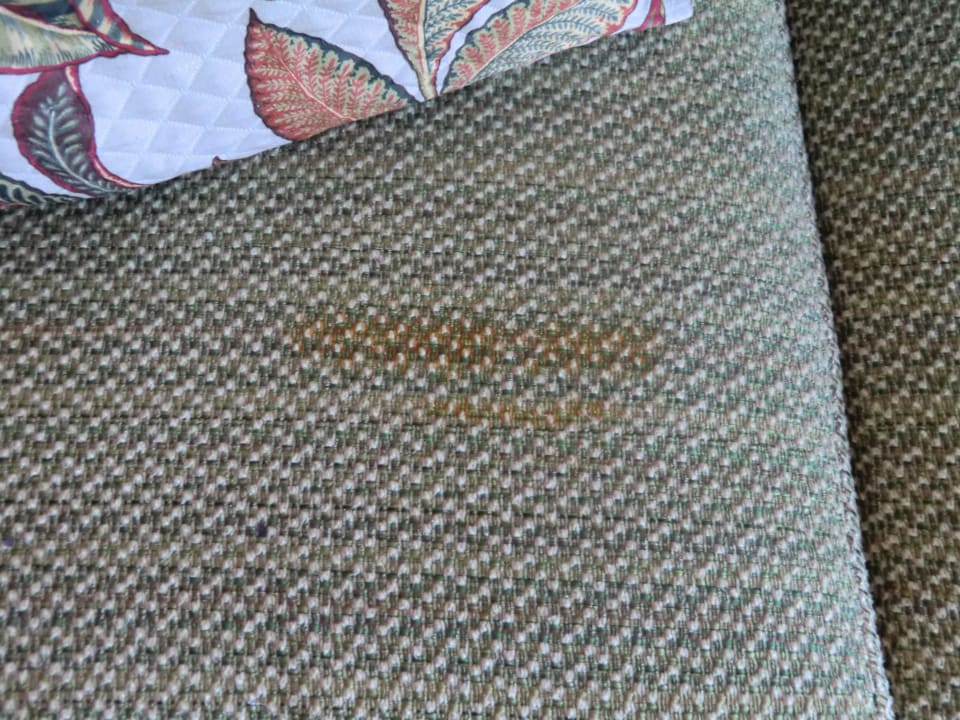 Flecken auf der Couch im Zimmer Sandos Playacar Select Club Adults only - All Inclusive