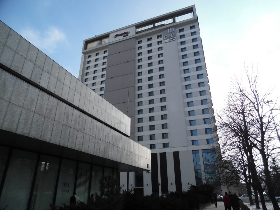 Aussenansicht (vom Hauptbahnhof her kommend) Hampton by Hilton Warsaw City Centre