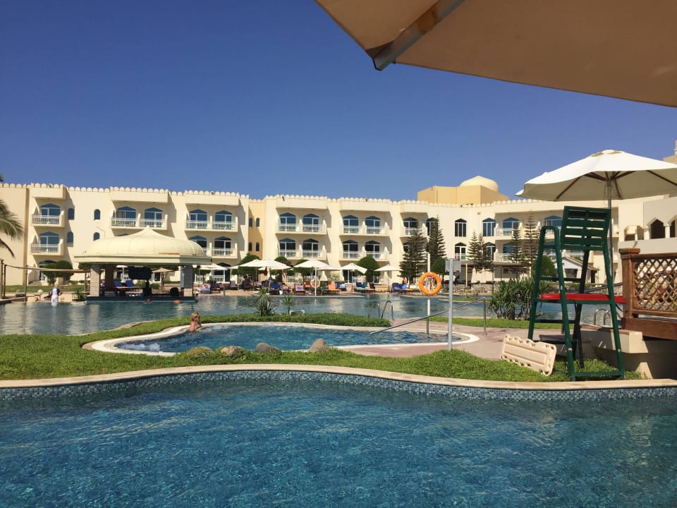 Blick vom großen Kinderpool auf den Whirlpool Wyndham Garden Salalah Mirbat