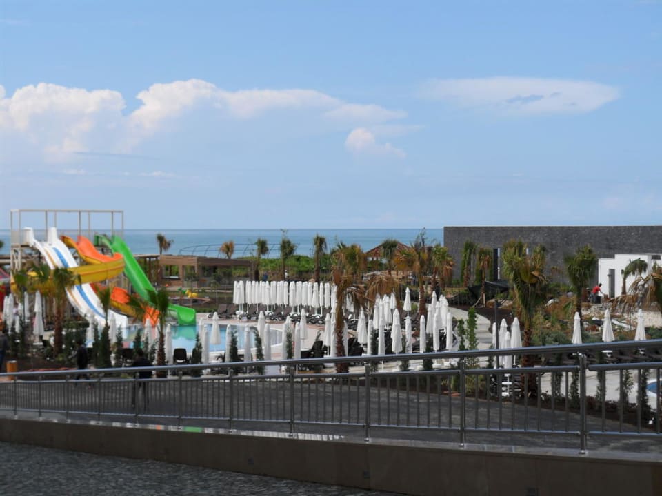 Blick auf den Pool mit der kleinen Rutsche. Sherwood Dreams Resort