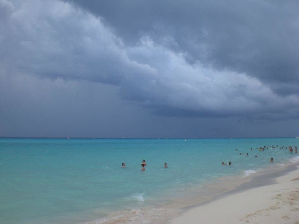 Strand bei Unwetter Hotel Riu Tequila