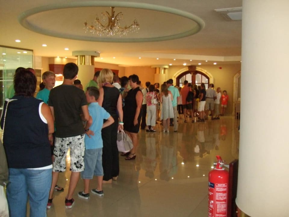 Schlange vor Einlass zum Abendessen Kipriotis Village Resort