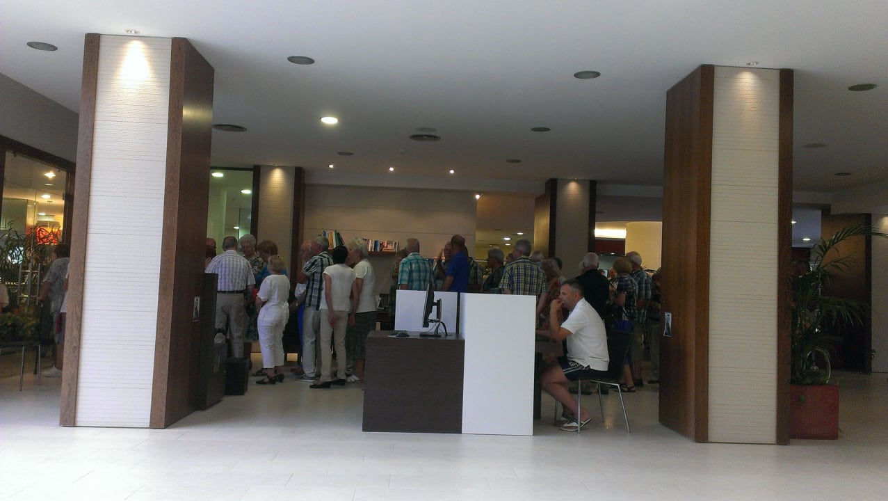 Immer anstehen zum Essen Hotel H10 Salou Princess