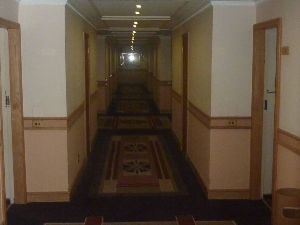 Langer Flur zu den Zimmern Safari Court Hotel