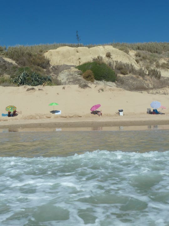 Naturbelassener Strand kurz vor dem Felsen Hipotels Gran Conil Hotel