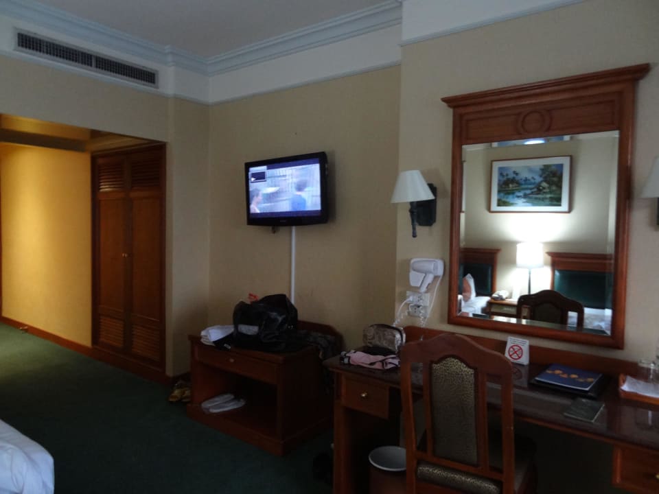 Fernser und Spiegel Royal Benja Hotel