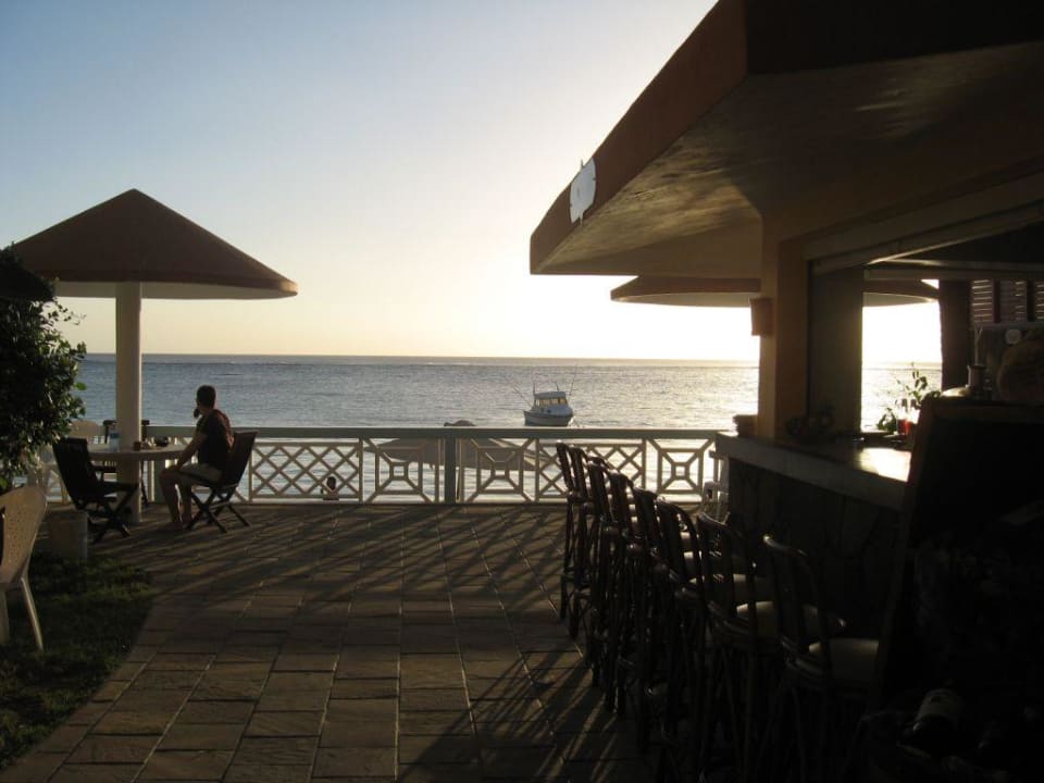 Abendstimmung - rechts die Bar Gold Beach Resort