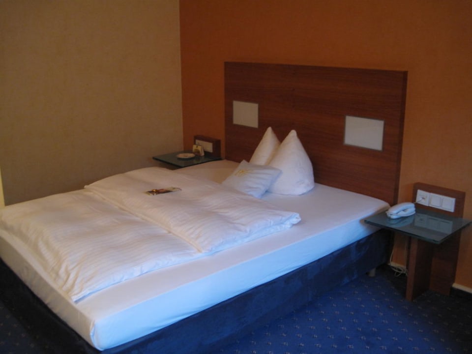 Blick aufs Bett Leonardo Hotel Esslingen