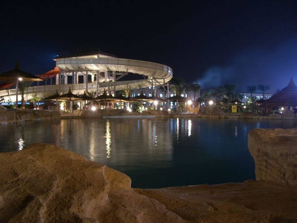 Nächtliche Ansicht des Ruhepools und der Rutschen Beach Albatros Resort