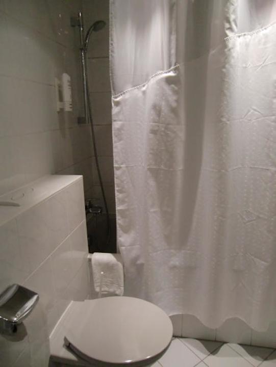 Duschbad/Wanne/Toilette Leonardo Hotel Düsseldorf Airport - Ratingen