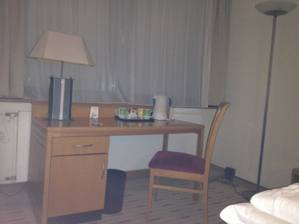 Schreibtisch mit Kaffee - / Teestation Park Inn by Radisson Berlin Alexanderplatz