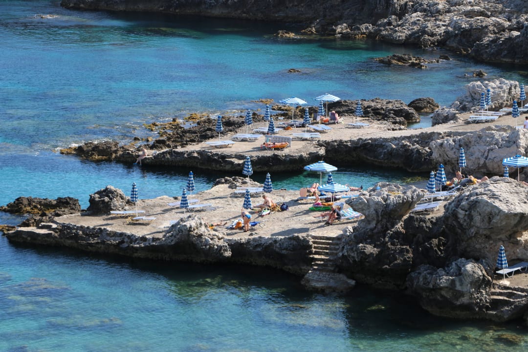 Mit Kies und Felsen Hotel Kalithea Horizon Royal