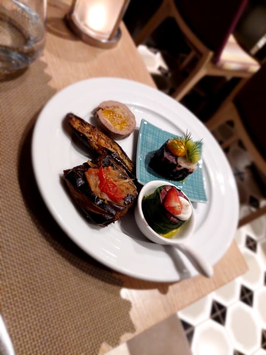 Gastro Acanthus Cennet Barut Collection