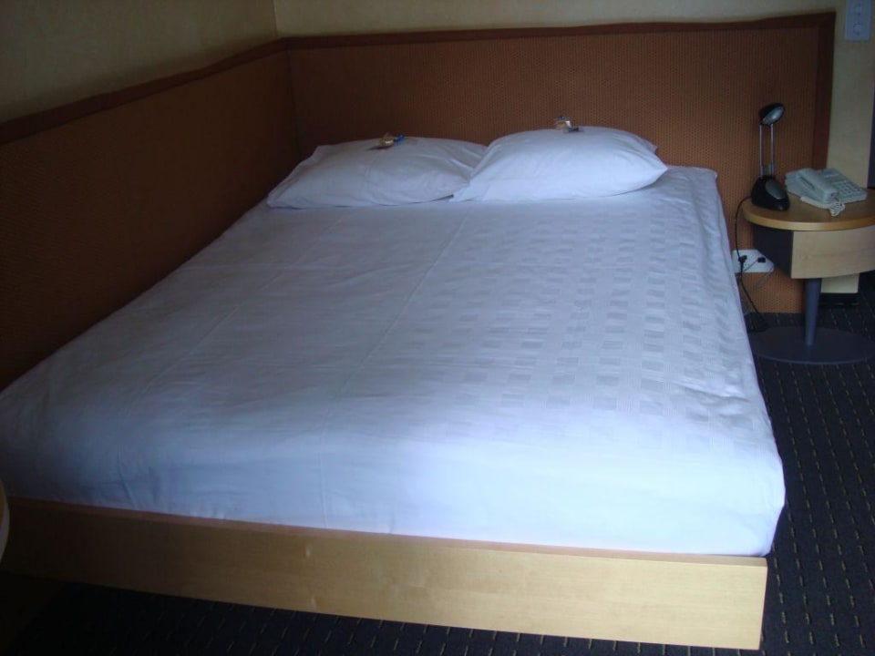 Das Bett in unserem Doppelzimmer Parkhotel Schoenegg