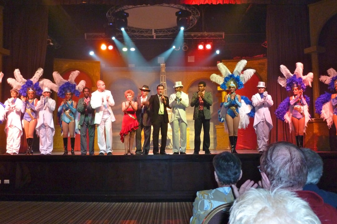 Abendshow im Theater Dreams La Romana Resort & Spa