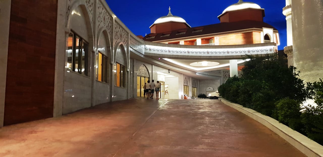 Zufahrt am Abend Royal Taj Mahal Hotel