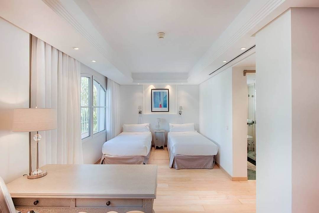 Twin Schlafzimmer mit Schreibtisch Healthouse Apartments