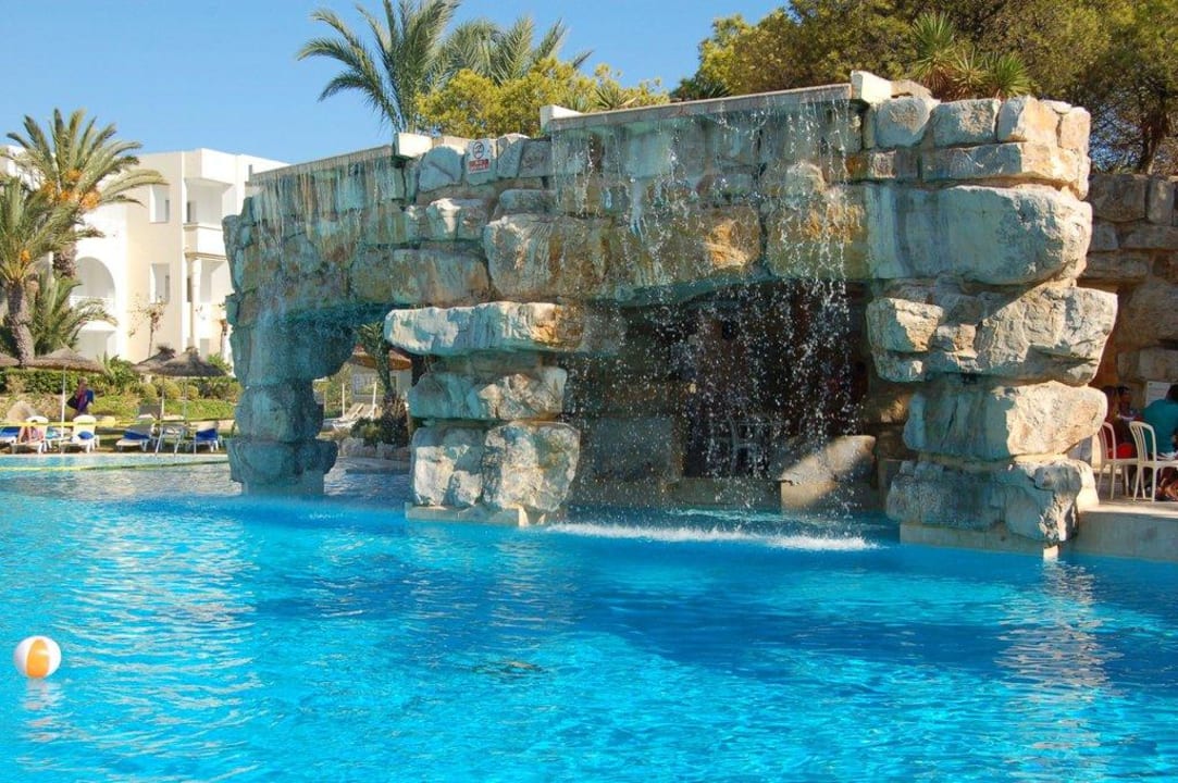 Pool-Bar mit aktivem Wasserfall TUI MAGIC LIFE Africana
