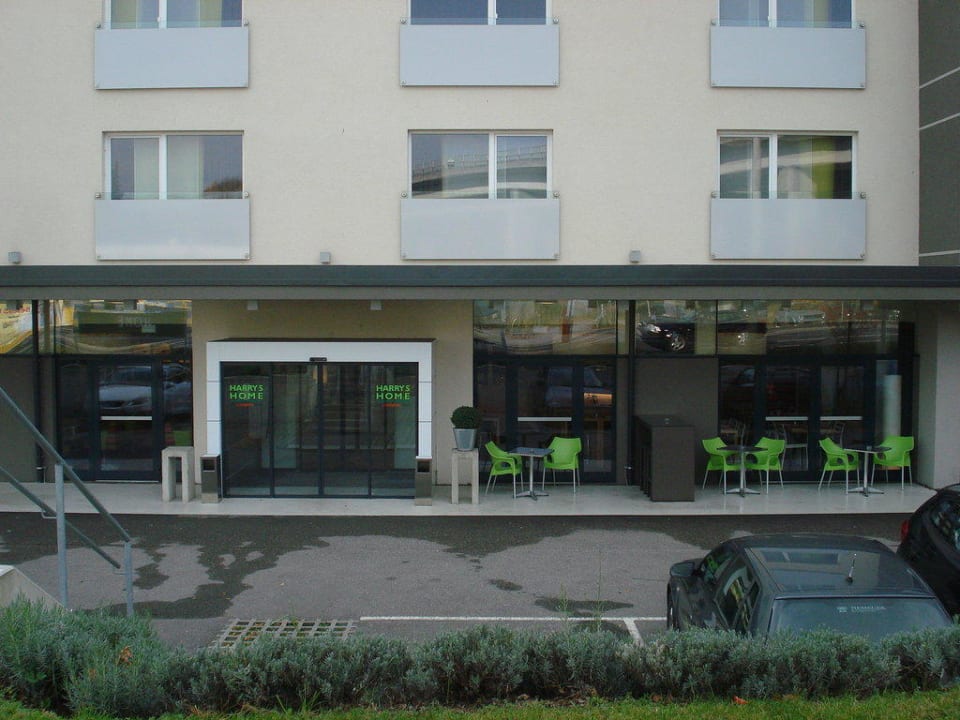 Hoteleingang Hotel Harry's Home Linz