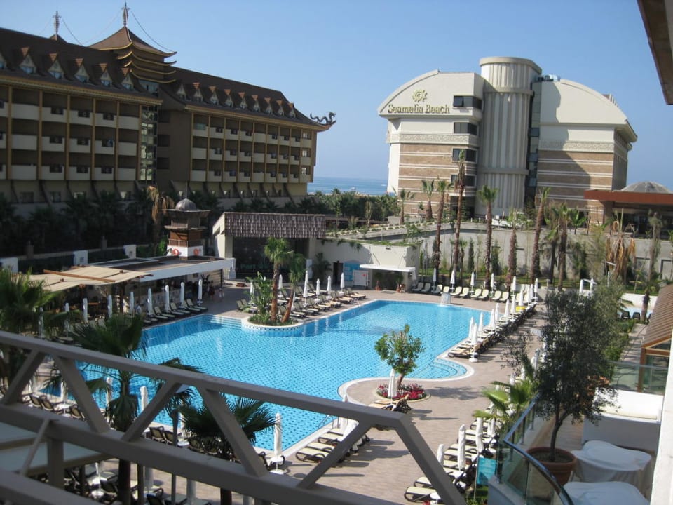 Links Royal Dragon in Vordergrund Seamelia Resort Port Side Resort Hotel