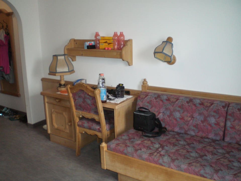 Schreibtisch und 3. Bett Zimmer 101 Hotel Kirchenwirt