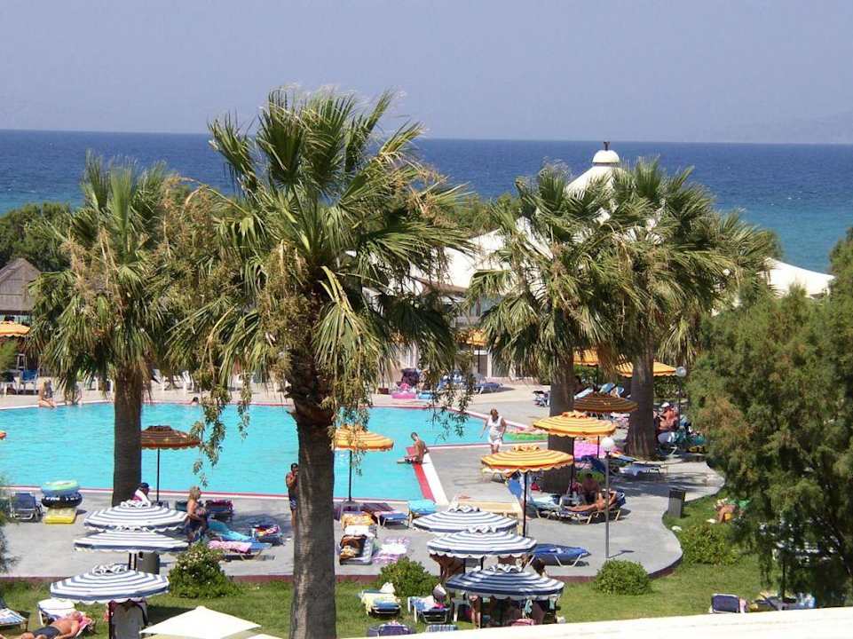 Widok z pokoju na basen Doreta Beach Resort & Spa