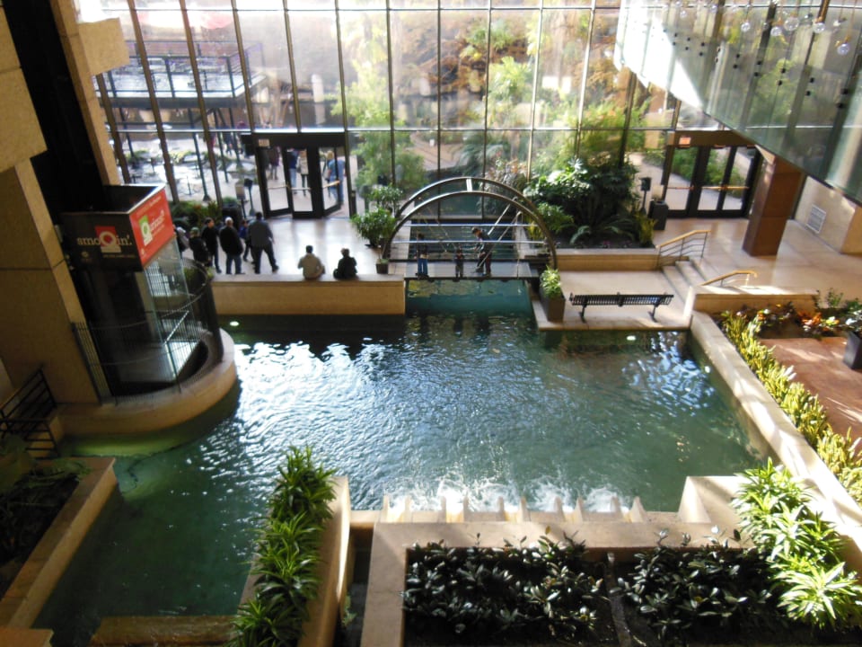 Blick über Brunnen Richtung Riverwalk Hotel Hyatt Regency San Antonio