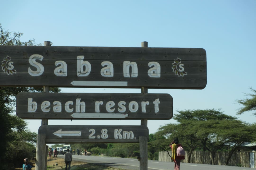 Hinweisschild an der Hauptstraße Hotel Sabana Beach Resort