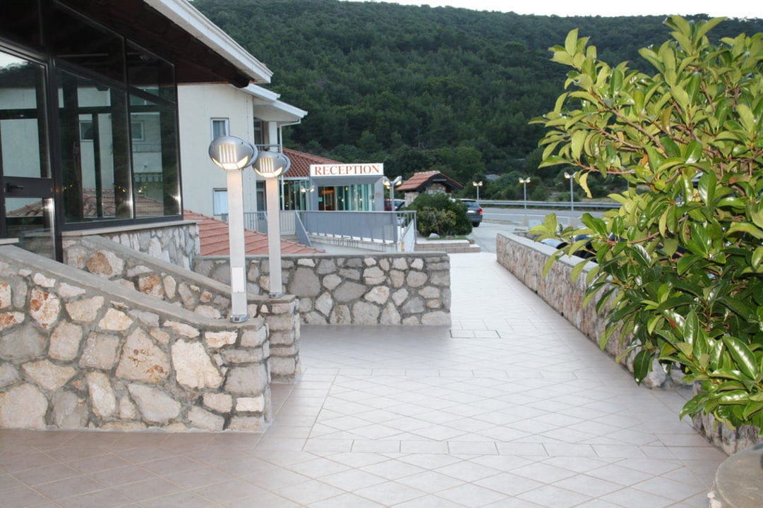 Blick vom Restaurant auf die Rezeption Hotel Zlatni Lav