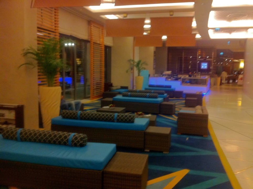 Eingangbereich mit Blick auf das Restaurant  Crowne Plaza Hotel Yas Island