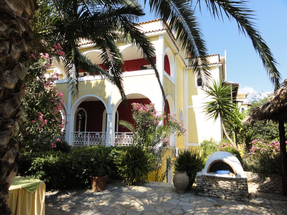 Hotel vom Garten aus Porto Koukla Beach